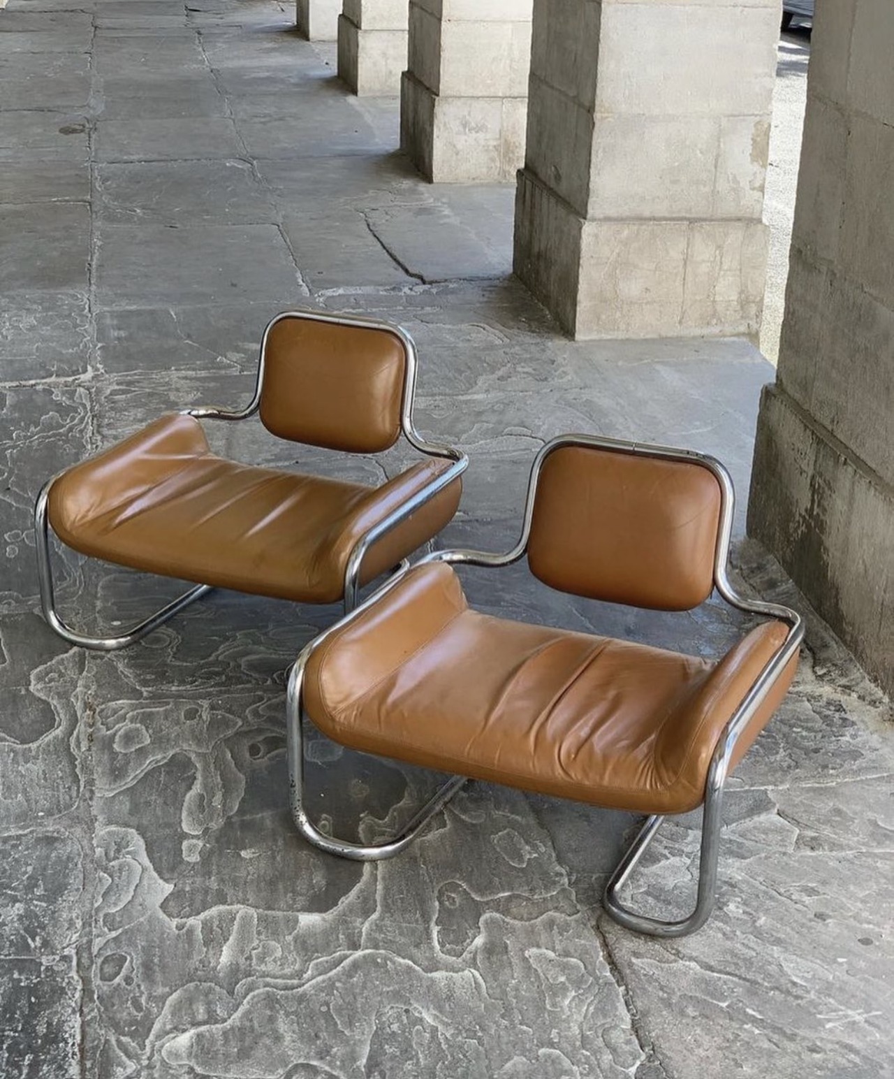 Pointed-toe patent leather boots